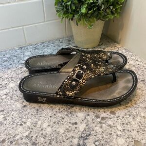 Alegria Vanessa flip flop shoes sandals size 39 or 9 buckle strap gold black